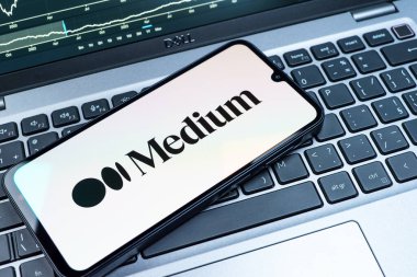 Prag, Çek Cumhuriyeti - 08 18 2025: Bir klavyede bir cep telefonu orta logoyu görüntüler. Medya, makale ve hikayeleri okumak ve yazmak için bir platformdur.