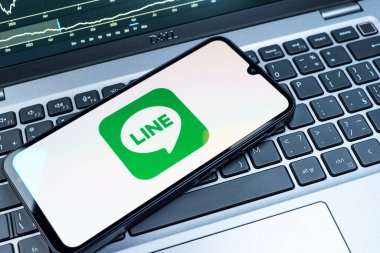 Prag, Çek Cumhuriyeti - 08 18 2025: Klavyede bir cep telefonu Hattı logosunu gösterir. Line aramalar, mesajlar ve çokluortam paylaşımı için bir mesajlaşma uygulamasıdır.