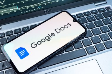Prag, Çek Cumhuriyeti - 08 18 2025: Google Docs logosunu gösteren bir cep telefonu. Google Docs metin belgeleri oluşturmak ve düzenlemek için bir platformdur.