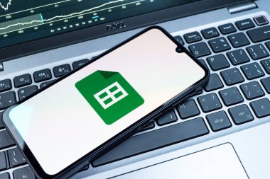 Prag, Çek Cumhuriyeti - 08 18 2025: Klavyede bir cep telefonu Google Sheets logosunu gösterir. Google Sayfalar tablo oluşturmak ve yönetmek için bir platformdur.