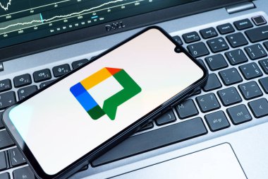 Prag, Çek Cumhuriyeti - 08 18 2025: Klavyede bir cep telefonu Google Chat logosunu görüntüler. Google Chat mesajlaşma ve takım işbirliği için bir platformdur.