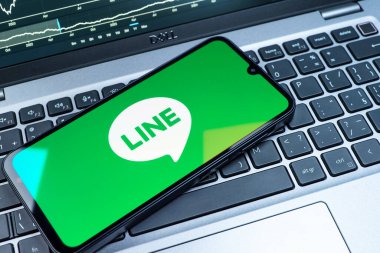 Prag, Çek Cumhuriyeti - 08 18 2025: Klavyede bir cep telefonu Hattı logosunu gösterir. Line aramalar, mesajlar ve çokluortam paylaşımı için bir mesajlaşma uygulamasıdır.