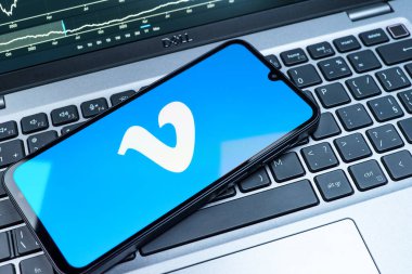 Prag, Çek Cumhuriyeti - 08 18 2025: Klavyede bir cep telefonu Vimeo logosu sergiler. Vimeo, yüksek kaliteli video sunucu ve paylaşımı için bir platformdur.