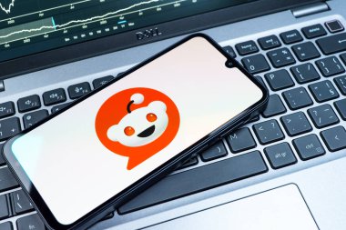 Prag, Çek Cumhuriyeti - 08 18 2025: Klavyede bir cep telefonu Reddit logosu sergiler. Reddit tartışma, haber ve toplum içeriği için bir platformdur.