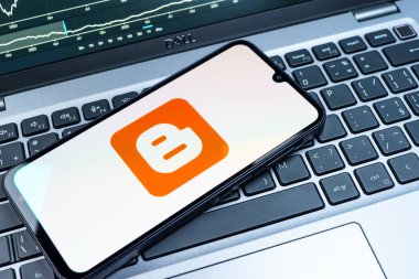 Prag, Çek Cumhuriyeti - 08 18 2025: Klavyede bir cep telefonu Blogger logosunu gösterir. Blogger blog oluşturma ve yayınlama için bir platformdur.