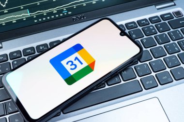 Prag, Çek Cumhuriyeti - 08 18 2025: Klavyede bir cep telefonu Google Takvim logosunu görüntüler. Google Takvimi olayları zamanlamak ve yönetmek için bir platformdur.