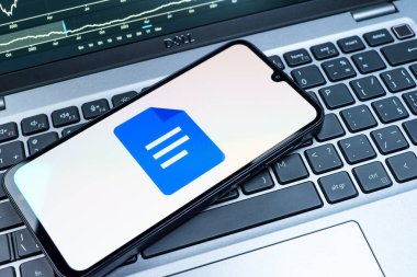 Prag, Çek Cumhuriyeti - 08 18 2025: Google Docs logosunu gösteren bir cep telefonu. Google Docs metin belgeleri oluşturmak ve düzenlemek için bir platformdur.