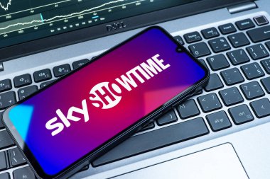 Prag, Çek Cumhuriyeti - 08 18 2025: Klavyede bir cep telefonu SkyShowtime logosu sergiler. SkyShowtime, sinema ve televizyon dizileri için bir yayın platformudur..