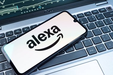 Prag, Çek Cumhuriyeti - 08 18 2025: Klavyede Alexa logosu bulunan bir cep telefonu. Alexa akıllı aygıtlar ve servisler için ses asistanıdır.