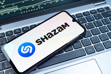 Prag, Çek Cumhuriyeti - 08 18 2025: Klavyede bir cep telefonu Shazam logosu sergiler. Shazam şarkıları ve müzik parçalarını tanımlamak için bir uygulamadır.