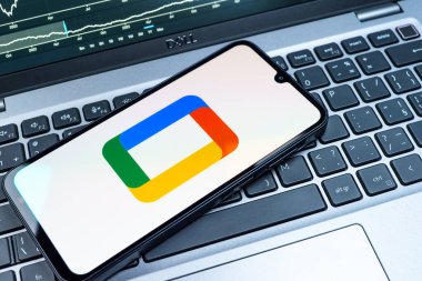 Prag, Çek Cumhuriyeti - 08 18 2025: Bir klavyede bir cep telefonu Google TV logosu görüntüler. Google TV film, program ve uygulamalar için bir platformdur..