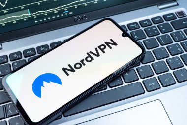 Prag, Çek Cumhuriyeti - 08 18 2025: Klavyede bir cep telefonu NordVPN logosu sergiler. NordVPN güvenli ve özel internet taraması için bir platformdur.