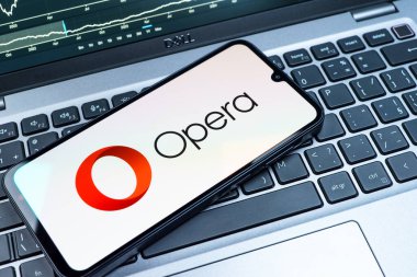 Prag, Çek Cumhuriyeti - 08 18 2025: Klavyede bir cep telefonu Opera logosunu gösterir. Opera hızlı ve güvenli internet taraması için bir web tarayıcısıdır.