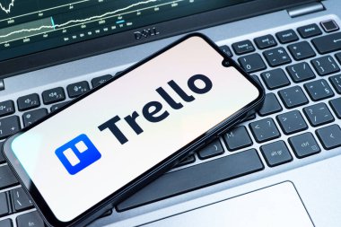 Prag, Çek Cumhuriyeti - 08 18 2025: Klavyede bir cep telefonu Trello logosu sergiler. Trello, tahta ve görevleri kullanarak proje yönetimi için bir platformdur.