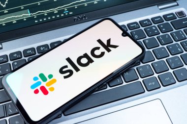 Prag, Çek Cumhuriyeti - 08 18 2025: Klavyede bir cep telefonu Slack logosu sergiler. Slack takım mesajlaşması ve iş yeri iletişimi için bir platformdur.