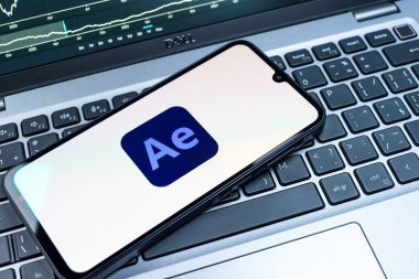 Prag, Çek Cumhuriyeti - 08 18 2025: Bir klavye üzerindeki cep telefonu Efekt Sonrası logosunu gösteriyor. After Effects hareket grafikleri ve görsel efektler için bir yazılımdır..