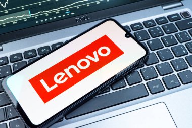Prag, Çek Cumhuriyeti - 08 18 2025: Klavyede bir cep telefonu Lenovo logosunu gösteriyor. Lenovo bilgisayar ve elektronik üreten bir teknoloji şirketidir..