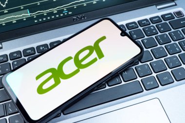 Prag, Çek Cumhuriyeti - 08 18 2025: Klavyede bir cep telefonu Acer logosunu gösterir. Acer bilgisayar ve elektronik üreten bir teknoloji şirketidir..