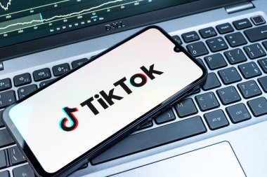 Prag, Çek Cumhuriyeti - 08 18 2025: Klavyede bir cep telefonu TikTok logosunu gösterir. TikTok kısa, yaratıcı ve viral video platformu.