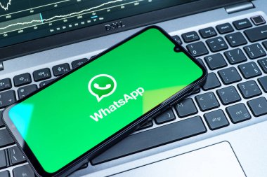 Prag, Çek Cumhuriyeti - 08 18 2025: Klavyede WhatsApp logosu gösteren bir cep telefonu. WhatsApp mesaj, çağrı ve medya göndermek için bir uygulamadır.
