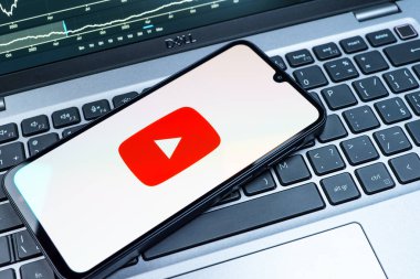 Prag, Çek Cumhuriyeti - 08 18 2025: Klavyede bir cep telefonu Youtube logosu sergiler. Youtube dünya çapında videoları izlemek ve paylaşmak için bir platform.
