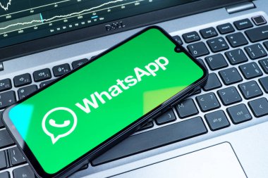 Prag, Çek Cumhuriyeti - 08 18 2025: Klavyede WhatsApp logosu gösteren bir cep telefonu. WhatsApp mesaj, çağrı ve medya göndermek için bir uygulamadır.