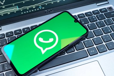 Prag, Çek Cumhuriyeti - 08 18 2025: Klavyede WhatsApp logosu gösteren bir cep telefonu. WhatsApp mesaj, çağrı ve medya göndermek için bir uygulamadır.