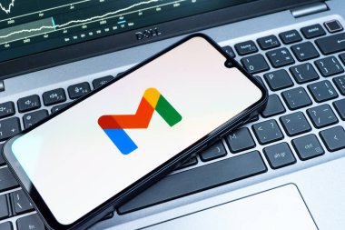 Prag, Çek Cumhuriyeti - 08 18 2025: Bir klavyede bir cep telefonu Google Gmail logosunu görüntüler. Google Gmail, mesaj göndermek ve almak için kullanılan bir e-posta servisidir..