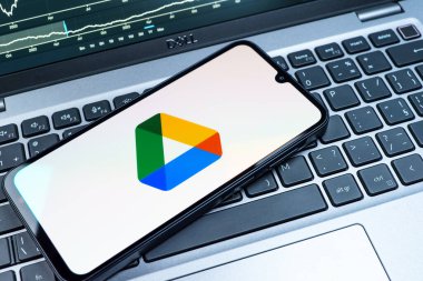 Prag, Çek Cumhuriyeti - 08 18 2025: Bir klavyede bir cep telefonu Google Drive logosu görüntüler. Google Drive dosyaları çevrimiçi depolamak ve paylaşmak için bir platformdur.