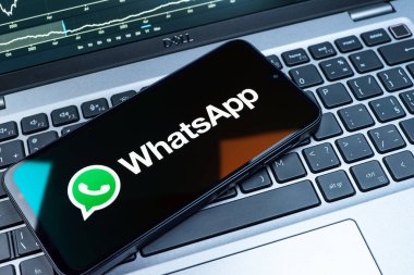 Prag, Çek Cumhuriyeti - 08 18 2025: Klavyede WhatsApp logosu gösteren bir cep telefonu. WhatsApp mesaj, çağrı ve medya göndermek için bir uygulamadır.