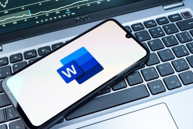 Prag, Çek Cumhuriyeti - 08 18 2025: Klavyede bir cep telefonu Word logosu sergiler. Word belge yaratmak ve düzenlemek için bir yazılımdır..