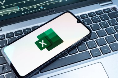 Prag, Çek Cumhuriyeti - 08 18 2025: Klavyede bir cep telefonu Excel logosu sergiler. Excel, tablo, veri analizi ve hesaplamalar için bir yazılımdır..