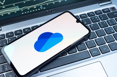 Prag, Çek Cumhuriyeti - 08 18 2025: Klavyede bir cep telefonu OneDrive logosu sergiler. OneDrive dosyaları kaydetmek ve paylaşmak için bir bulut depolama platformudur.