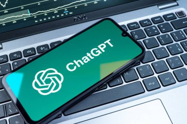 Prag, Çek Cumhuriyeti - 08 18 2025: Klavyede bir cep telefonu ChatGPT logosu sergiler. ChatGPT metin üretmek ve soruları cevaplamak için bir yapay zeka sohbet robotudur..