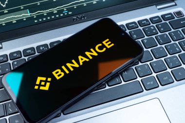 Prag, Çek Cumhuriyeti - 08 18 2025: Klavyede bir cep telefonu Binance logosunu gösterir. Binance dijital varlıkların ticareti için bir kripto para değiş tokuşu.