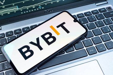 Prag, Çek Cumhuriyeti - 08 18 2025: Klavyede bir cep telefonu Bybit logosunu gösterir. Bybit şifreli para ve türev ticareti için bir platformdur.