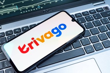 Prag, Çek Cumhuriyeti - 08 18 2025: Trivago logosunu bir klavyede gösteren bir cep telefonu. Trivago otel fiyatlarını ve anlaşmaları karşılaştırmak için bir platform..