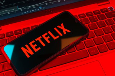 Prag, Çek Cumhuriyeti - 08 18 2025: Klavyede bir cep telefonu Netflix logosunu gösterir. Netflix sinema ve televizyon programları için bir yayın platformudur..