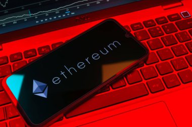 Prag, Çek Cumhuriyeti - 08 18 2025: Klavyede bir cep telefonu Ethereum logosu sergiler. Ethereum merkezi olmayan uygulamalar ve kripto için bir engelleme platformudur..