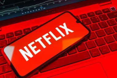 Prag, Çek Cumhuriyeti - 08 18 2025: Klavyede bir cep telefonu Netflix logosunu gösterir. Netflix sinema ve televizyon programları için bir yayın platformudur..