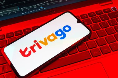 Prag, Çek Cumhuriyeti - 08 18 2025: Trivago logosunu bir klavyede gösteren bir cep telefonu. Trivago otel fiyatlarını ve anlaşmaları karşılaştırmak için bir platform..