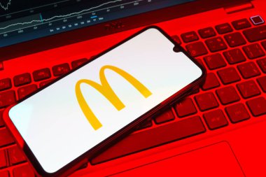 Prag, Çek Cumhuriyeti - 08 18 2025: Klavyede bir cep telefonu McDonalds logosu sergiler. McDonalds hamburger, patates kızartması ve daha fazlası sunan bir fast-food zinciri..