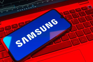 Prag, Çek Cumhuriyeti - 08 18 2025: Klavyede bir cep telefonu Wikipedia logosu görüntüler. Vikipedi çevrimiçi bir ansiklopedidir..