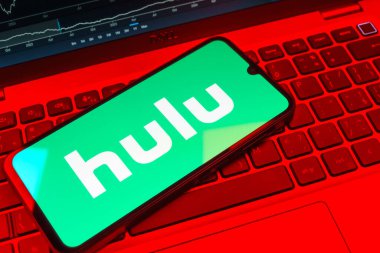 Prag, Çek Cumhuriyeti - 08 18 2025: Klavyede bir cep telefonu Hulu logosu sergiler. Hulu TV şovları, filmler ve canlı TV için bir yayın platformu..