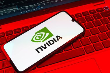 Prag, Çek Cumhuriyeti - 08 18 2025: Klavyede bir cep telefonu NVIDIA logosu sergiler. NVIDIA, GPU ve yapay zeka donanımı alanında uzmanlaşmış bir teknoloji şirketidir..