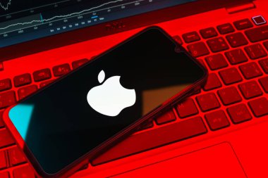 Prag, Çek Cumhuriyeti - 08 18 2025: Bir klavyede bir cep telefonu Apple logosu sergiler. Apple iPhone, bilgisayar ve hizmet üreten bir teknoloji şirketidir..