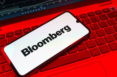 Prag, Çek Cumhuriyeti - 08 18 2025: Klavyede bir cep telefonu Bloomberg logosunu gösteriyor. Bloomberg finansal haberler, veriler ve analizler sağlayan bir şirkettir..