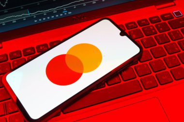 Prag, Çek Cumhuriyeti - 08 18 2025: Klavyede bir cep telefonu Mastercard logosu sergiler. Mastercard ödeme kartları ve hizmetler sağlayan bir finans şirketidir..