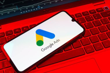 Prag, Çek Cumhuriyeti - 08 18 2025: Bir klavyede bir cep telefonu Google Ads logosu görüntüler. Google Reklamları, çevrimiçi reklamlar yaratmak ve yönetmek için bir platformdur.