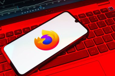 Prag, Çek Cumhuriyeti - 08 18 2025: Klavyede bir cep telefonu Firefox logosu sergiler. Firefox hızlı ve güvenli internet taraması için bir web tarayıcısıdır.